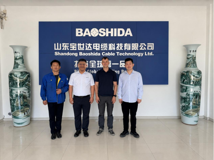 El Departamento de Comercio Internacional da la bienvenida a visitantes de India y Rusia para un recorrido por la fábrica