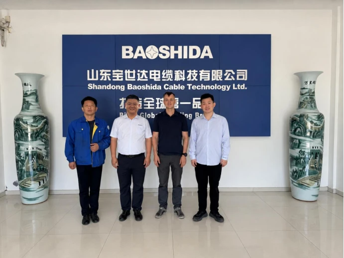 El Departamento de Comercio Internacional da la bienvenida a visitantes de India y Rusia para un recorrido por la f&aacute;brica